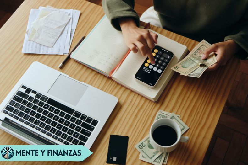 Persona organizando sus finanzas con la regla 75/10/15