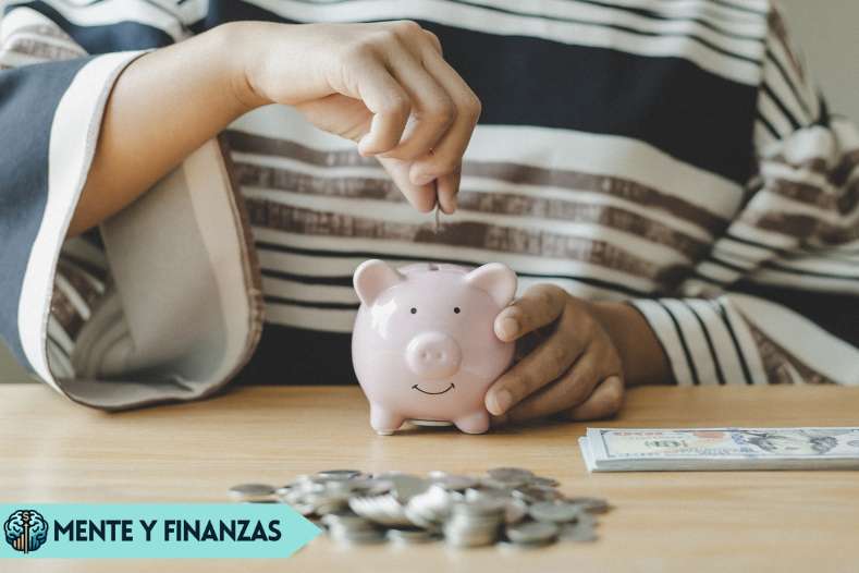 Alcancía, monedas y billetes, simbolizando el ahorro, la inversión y el crecimiento financiero sostenible.
