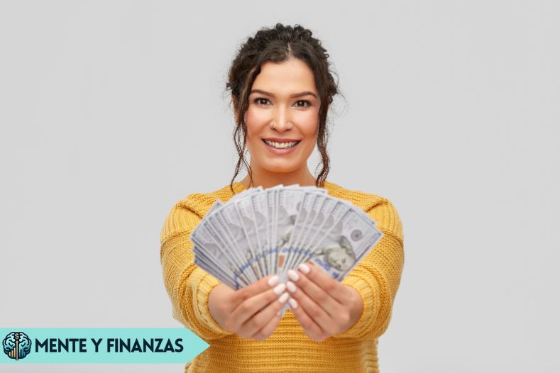 ¿Cuánto dinero necesitas realmente para ser feliz? Persona sonriente sosteniendo una billetera, simbolizando el uso inteligente del dinero para una vida plena