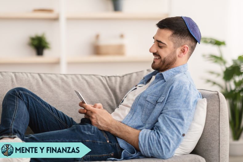 Hombre revisando sus finanzas con un cuaderno y calculadora, aplicando el método judío de ahorro