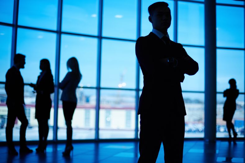 Persona inspirada y motivada liderando un equipo exitoso