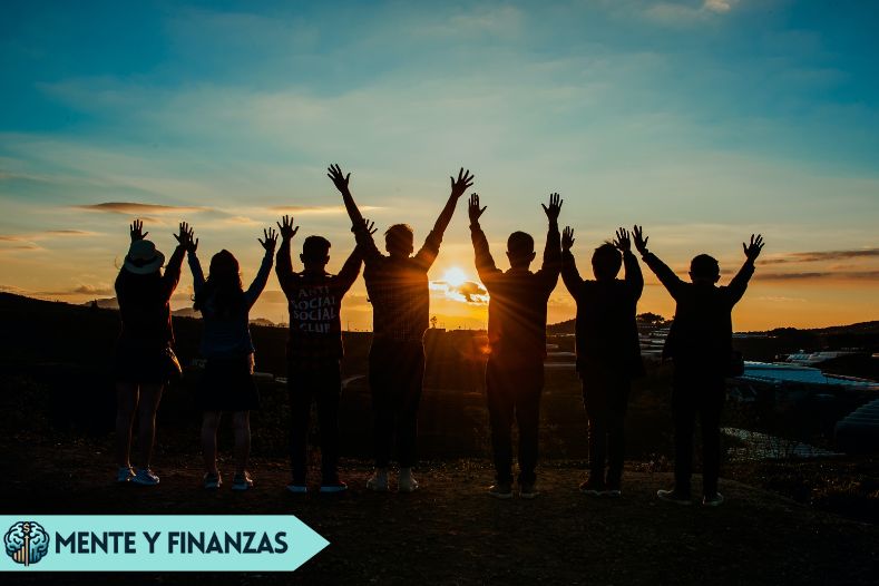 Persona motivada alcanzando el éxito a través de hábitos y liderazgo