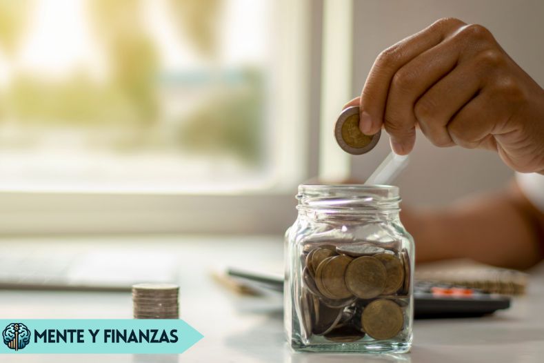 Por qué ahorrar es más importante que invertir o ganar dinero Persona revisando sus ahorros con una calculadora y una libreta