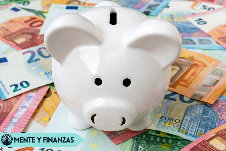 Persona analizando si debe pagar sus deudas, ahorrar o invertir su dinero.